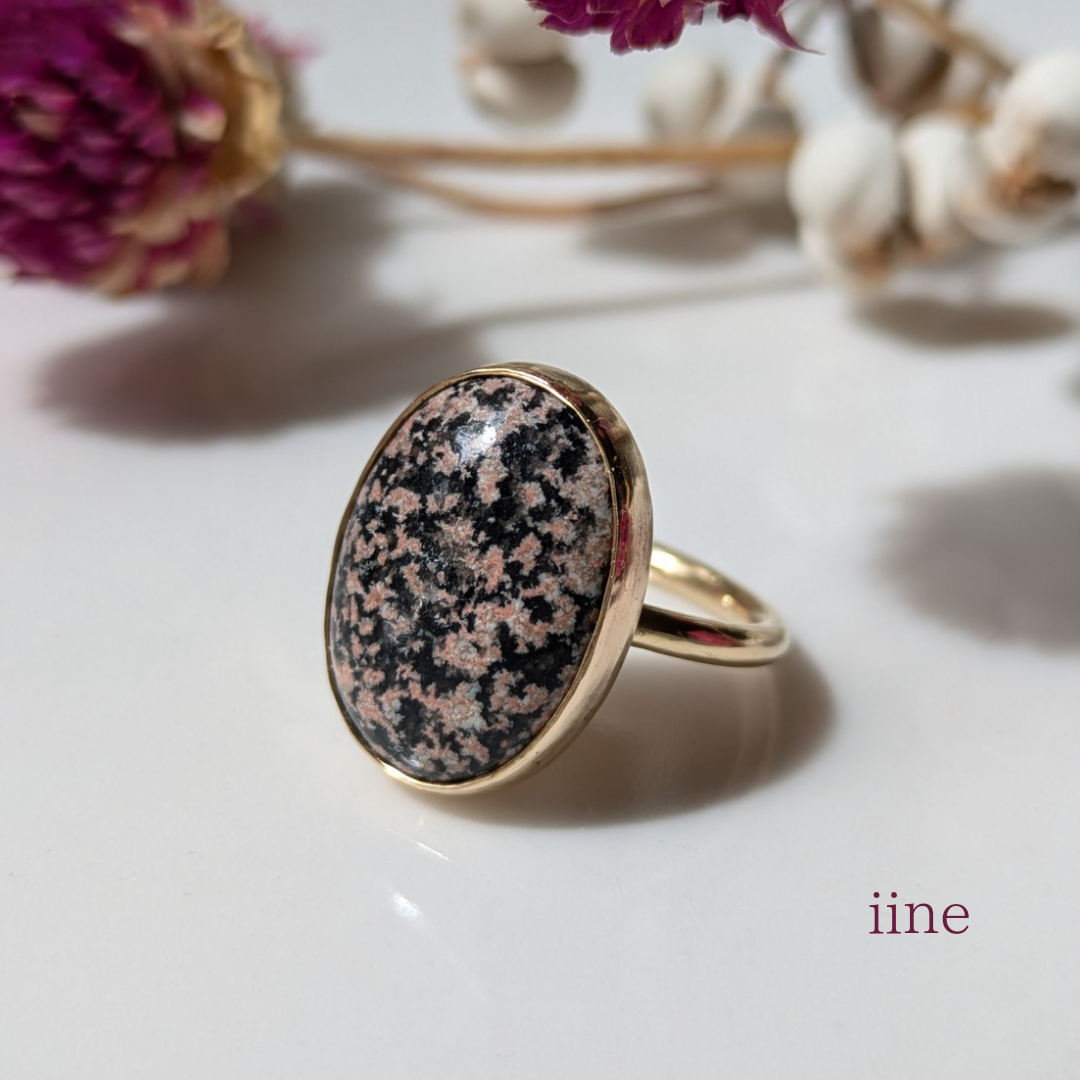手元に花を*落ち着きある華やかさ*天然石のオーバルリング フラワーオブシディアン