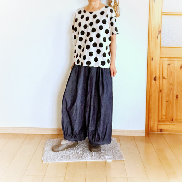 裾カフスのワイドなバルーンパンツ デニム 2枚目の画像