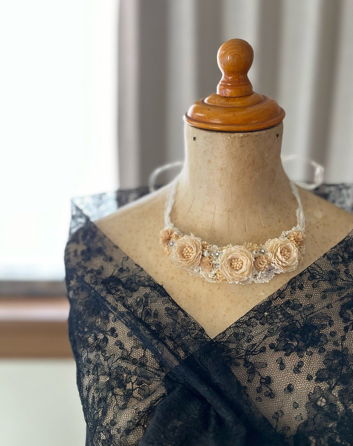 アンティークな薔薇のネックレス