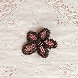 フラワーブローチ　ビーズ刺繍　ピンク　花 3枚目の画像