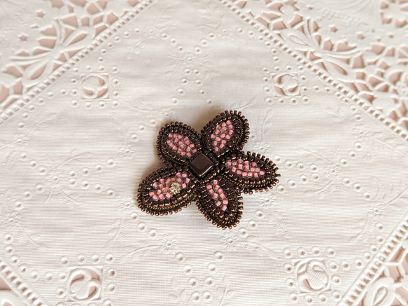 フラワーブローチ　ビーズ刺繍　ピンク　花 3枚目の画像