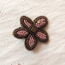 フラワーブローチ　ビーズ刺繍　ピンク　花 4枚目の画像