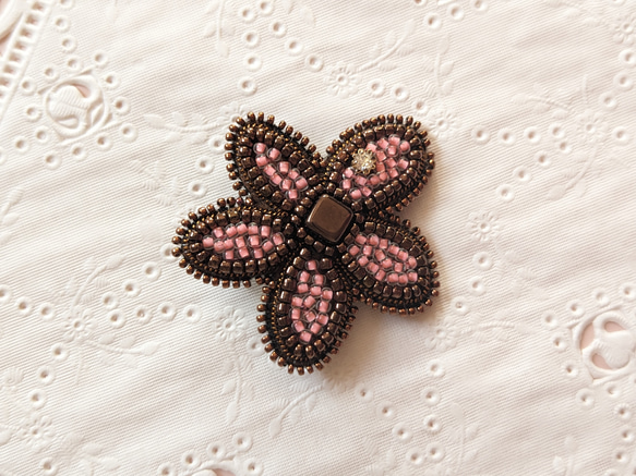 フラワーブローチ　ビーズ刺繍　ピンク　花 4枚目の画像
