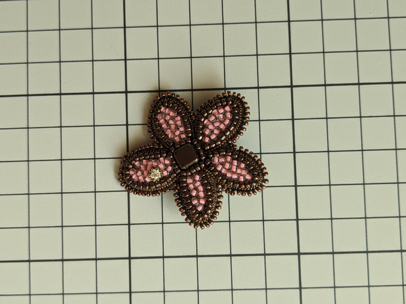 フラワーブローチ　ビーズ刺繍　ピンク　花 8枚目の画像