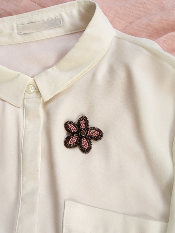フラワーブローチ　ビーズ刺繍　ピンク　花 2枚目の画像