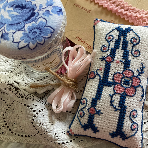 フランスアンティーク ハットピン用 コード刺繍のピンクッション