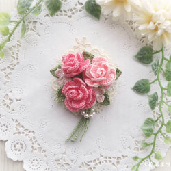 レース編み 小さな薔薇の花束ブローチ～pink mix～ 1枚目の画像