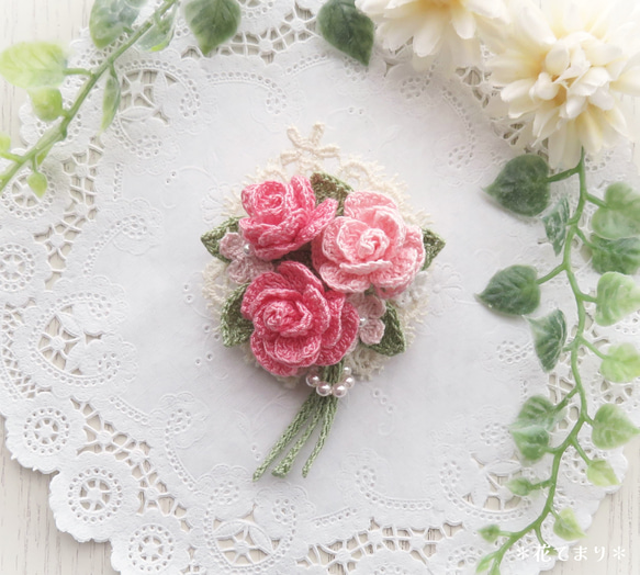 レース編み 小さな薔薇の花束ブローチ～pink mix～ 1枚目の画像