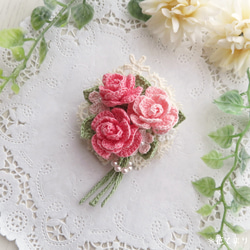 レース編み 小さな薔薇の花束ブローチ～pink mix～ 4枚目の画像
