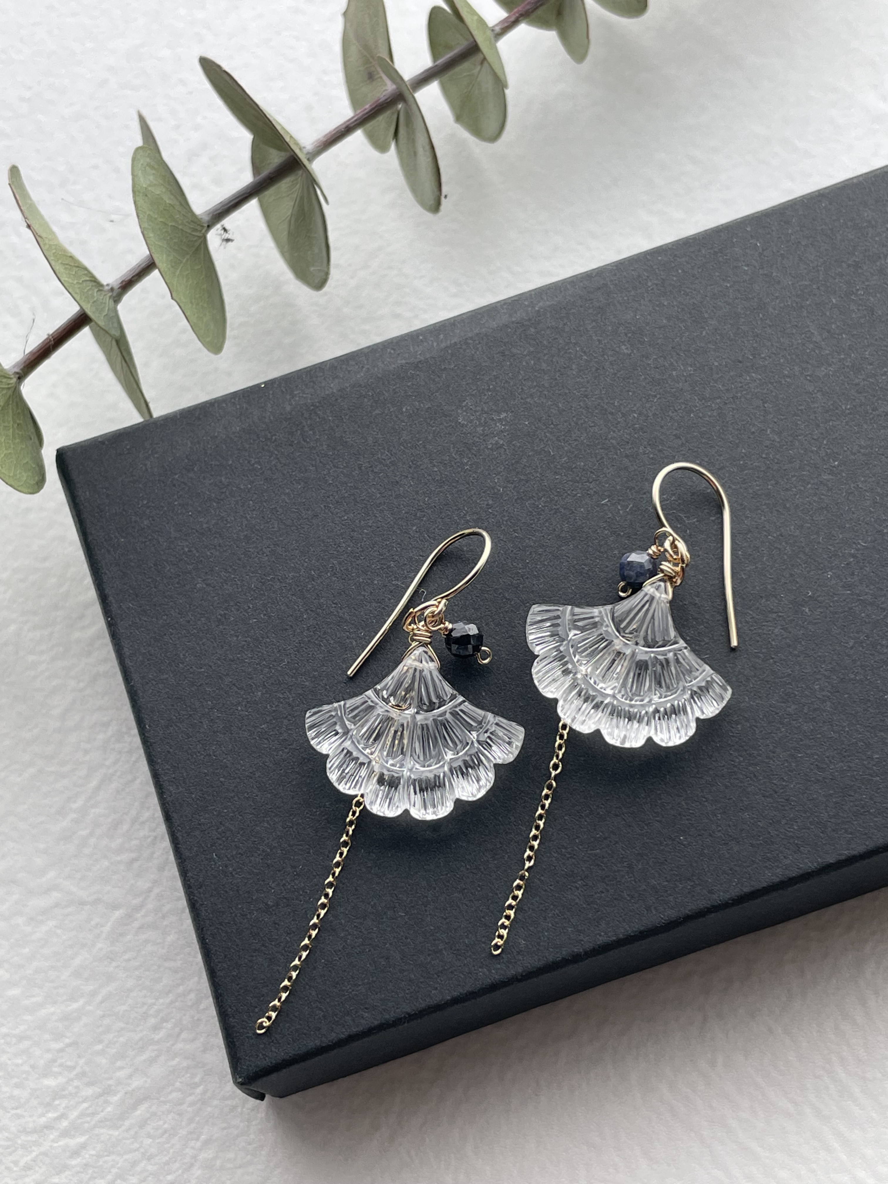 クリア２０２５　ピアス　透明　クォーツ　水晶　サファイヤ 4月誕生石１４ｋｇｆ　ギフト　天然石　扇　フリル　レース