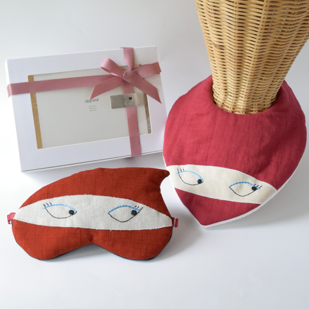 【送料無料：出産お祝いセット】忍者のアイマスクとスタイ（赤）セット