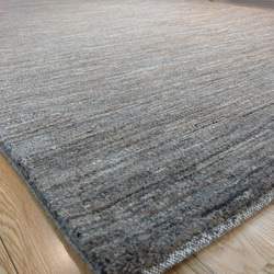 夏は涼しく冬は暖かい天然ラグ ガゼニラハット グレー　無染めのウール　198x141cm 10枚目の画像