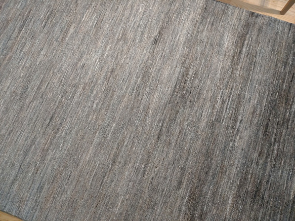 夏は涼しく冬は暖かい天然ラグ ガゼニラハット グレー　無染めのウール　198x141cm 9枚目の画像