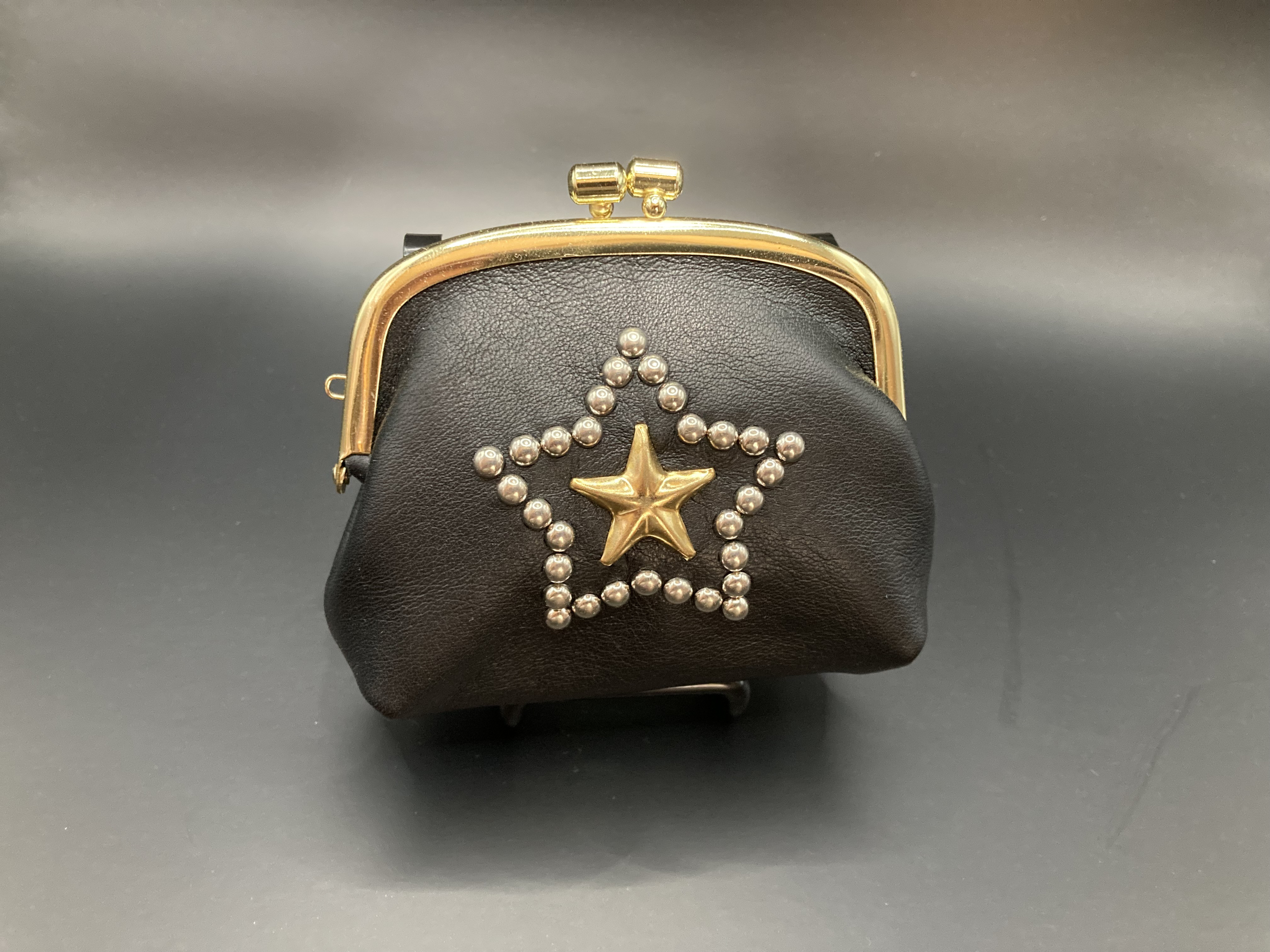 スタッズの五芒星がまぐち財布　黒