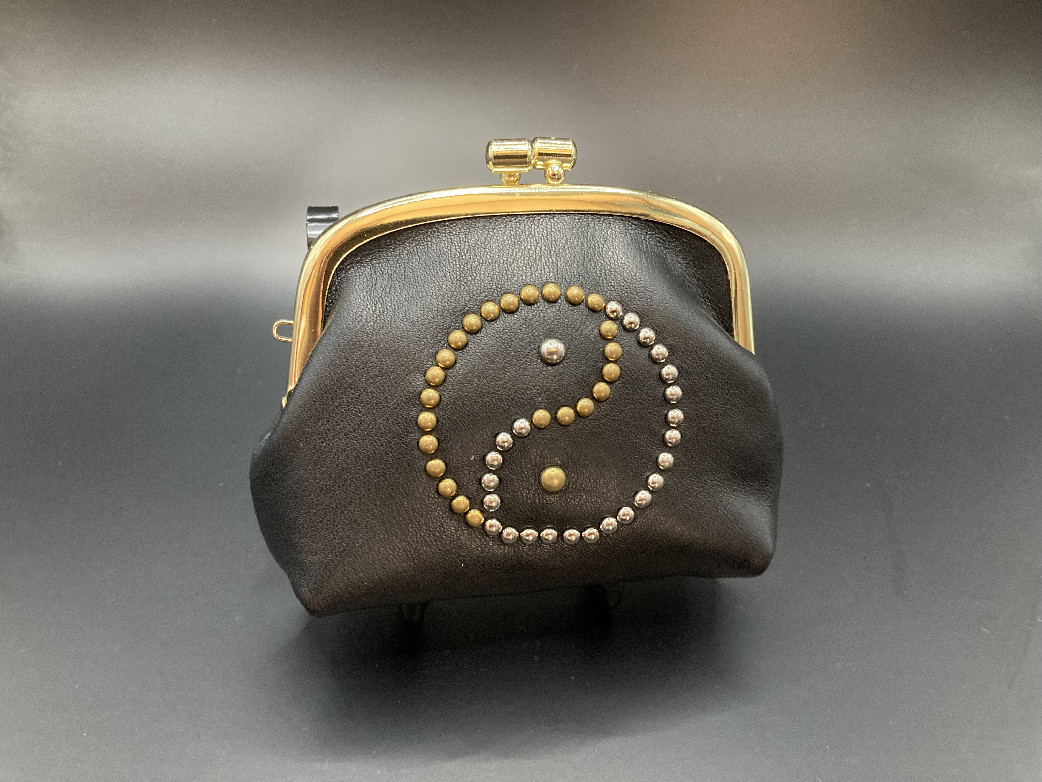 スタッズの太極図がまぐち財布