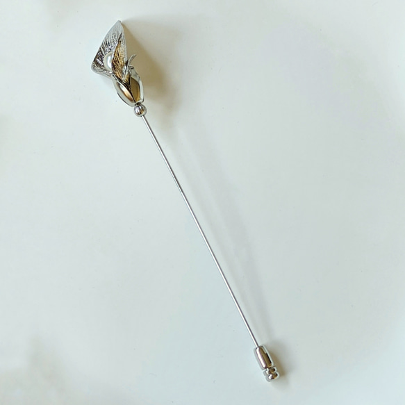 ✼カラーリリー✼　 ヴィンテージパールと真鍮フラワーパーツのロングハットピン　ロジウム 5枚目の画像