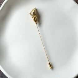 ✼カラーリリー✼　 ヴィンテージパールと真鍮フラワーパーツのロングハットピン　ゴールド 5枚目の画像