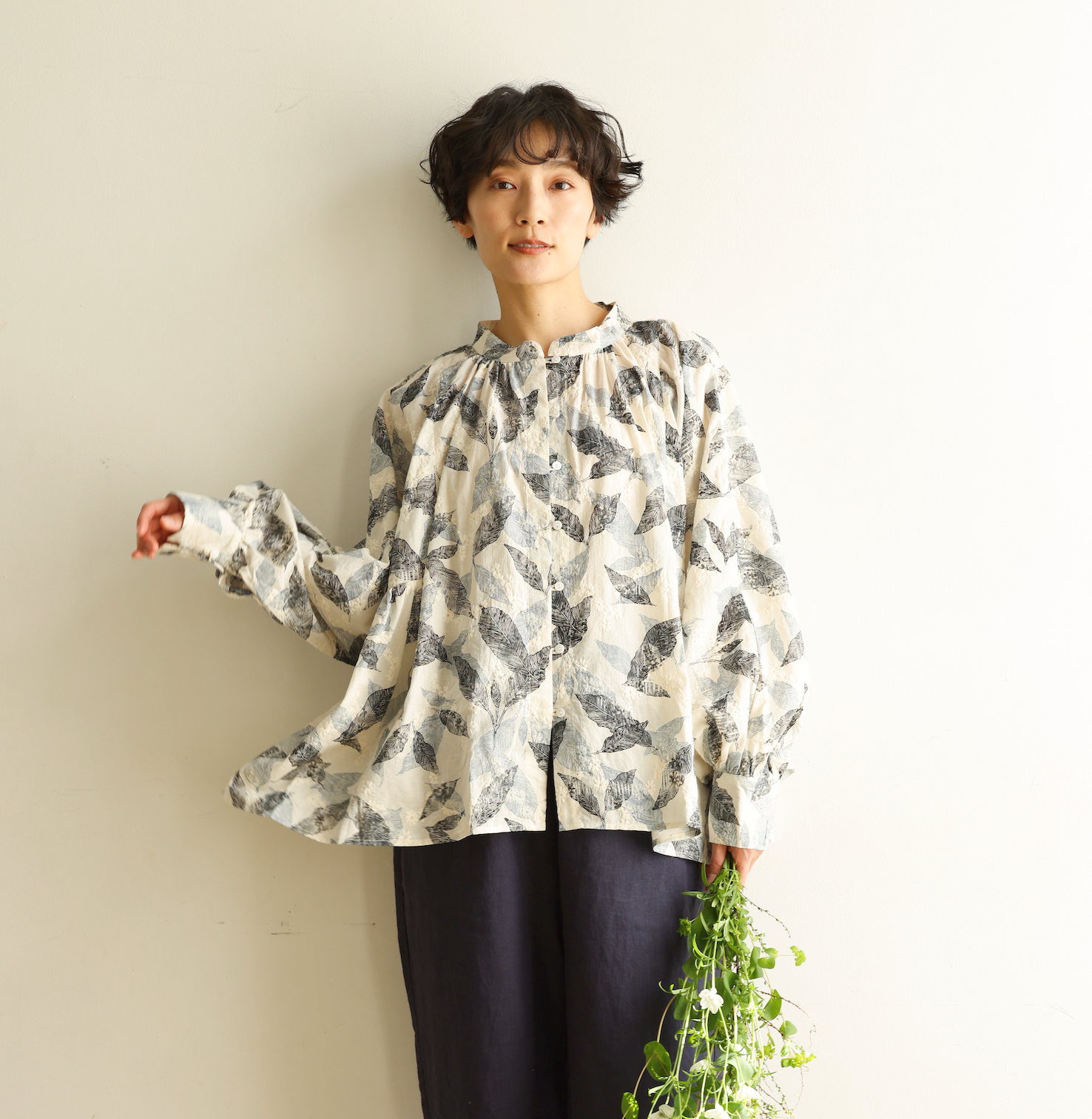 さらりと着こなすだけで上品に着映えする　刺繍入りブラウス　長袖　240507