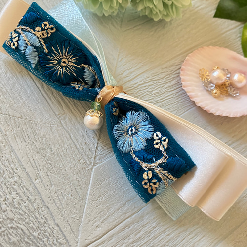 バレッタ インド刺繍 リボン 花柄 パール 青 白 ゴールド 細め 夏 大人
