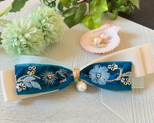 ハンドメイド　大ぶり♡水色刺繍リボンとゴールドパーツの華やかヘアアクセサリー♡ b3a38fe04886bf9610359cf5aa828e
