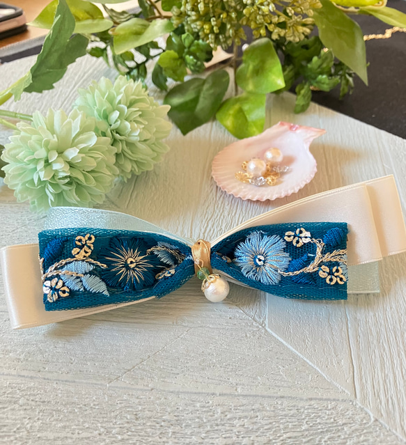 ハンドメイド　大ぶり♡水色刺繍リボンとゴールドパーツの華やかヘアアクセサリー♡ バレッタ インド刺繍 リボン 花柄 パール 青 白 ゴールド 細め 夏 大人