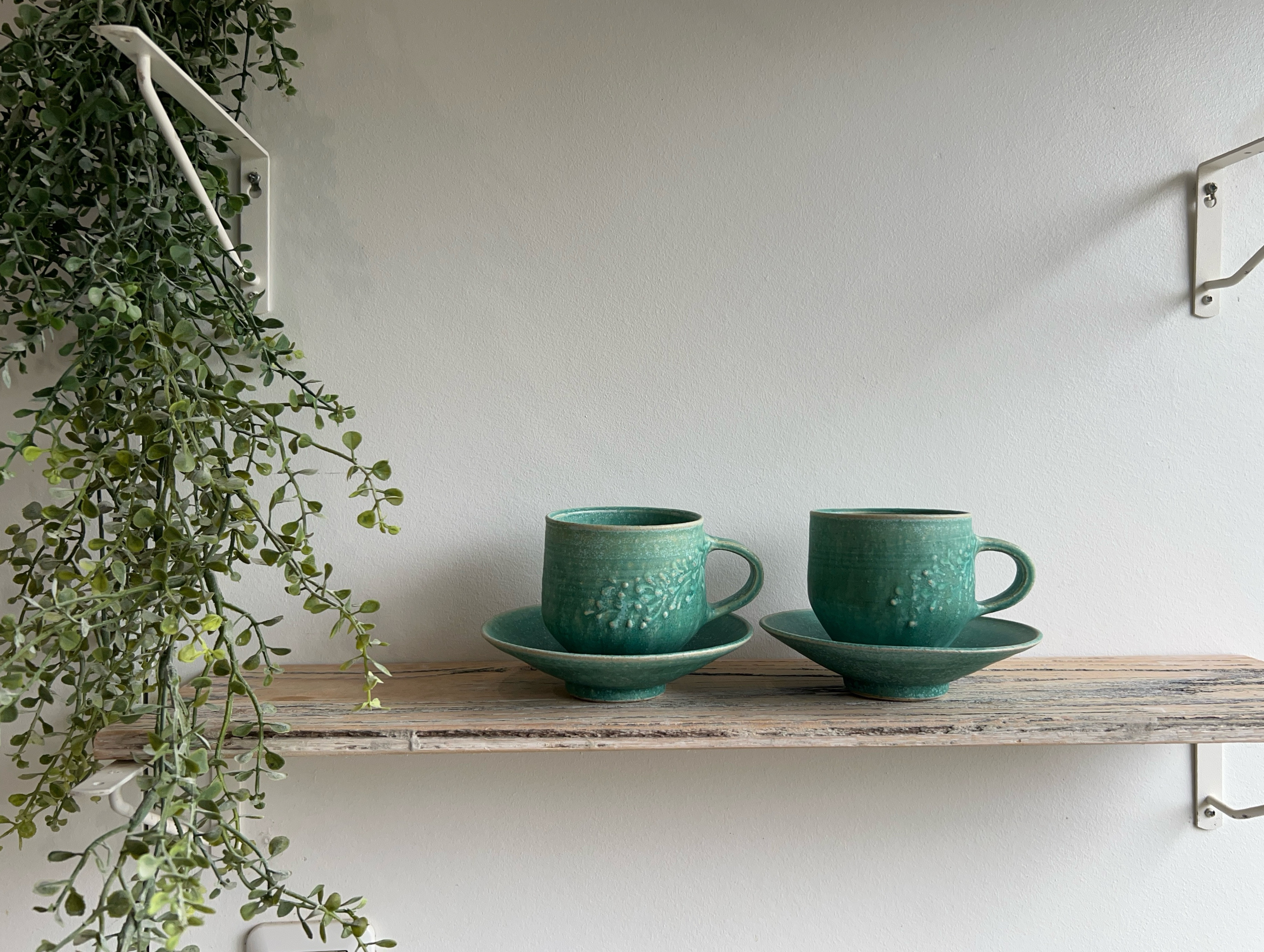 東一仁 黒稜花銀彩（五葉）カップ・ソーサー 2セット 作家もの 器 黒稜花銀彩C/S(五葉)／東一仁 | うつわと暮らし 凛 ONLINE SHOP