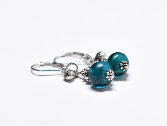 手工銀配靛藍色復古珠，印度銀鈴形耳環 第6張的照片