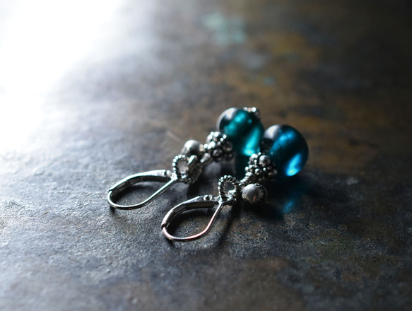 手工銀配靛藍色復古珠，印度銀鈴形耳環 第3張的照片