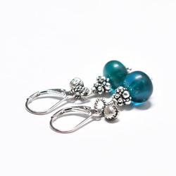 手工銀配靛藍色復古珠，印度銀鈴形耳環 第5張的照片