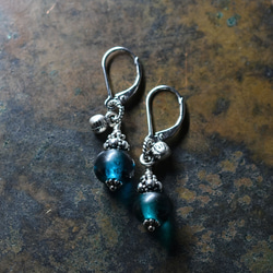 手工銀配靛藍色復古珠，印度銀鈴形耳環 第2張的照片