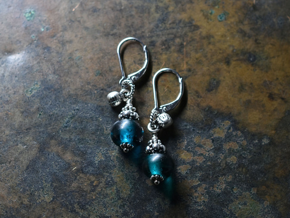 手工銀配靛藍色復古珠，印度銀鈴形耳環 第2張的照片