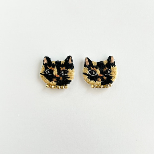 サビ猫の刺繍アクセサリー ピアスorイヤリング イヤリング