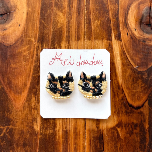 サビ猫の刺繍アクセサリー ピアスorイヤリング イヤリング