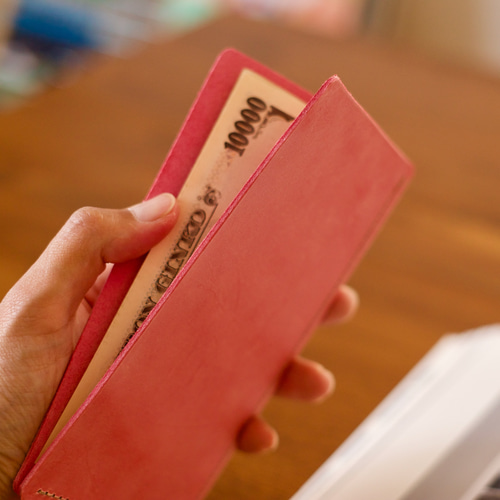 L字エル字刺繍で取り出しやすい パステルピンクのシンプルな本革財布