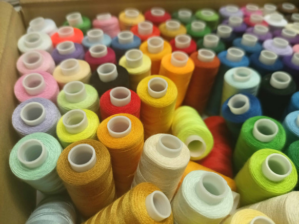 ミシン糸　３５０ｍＸ１００色　ポリエステル１００％ 2枚目の画像