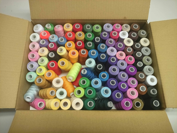 ミシン糸　３５０ｍＸ１００色　ポリエステル１００％ 1枚目の画像