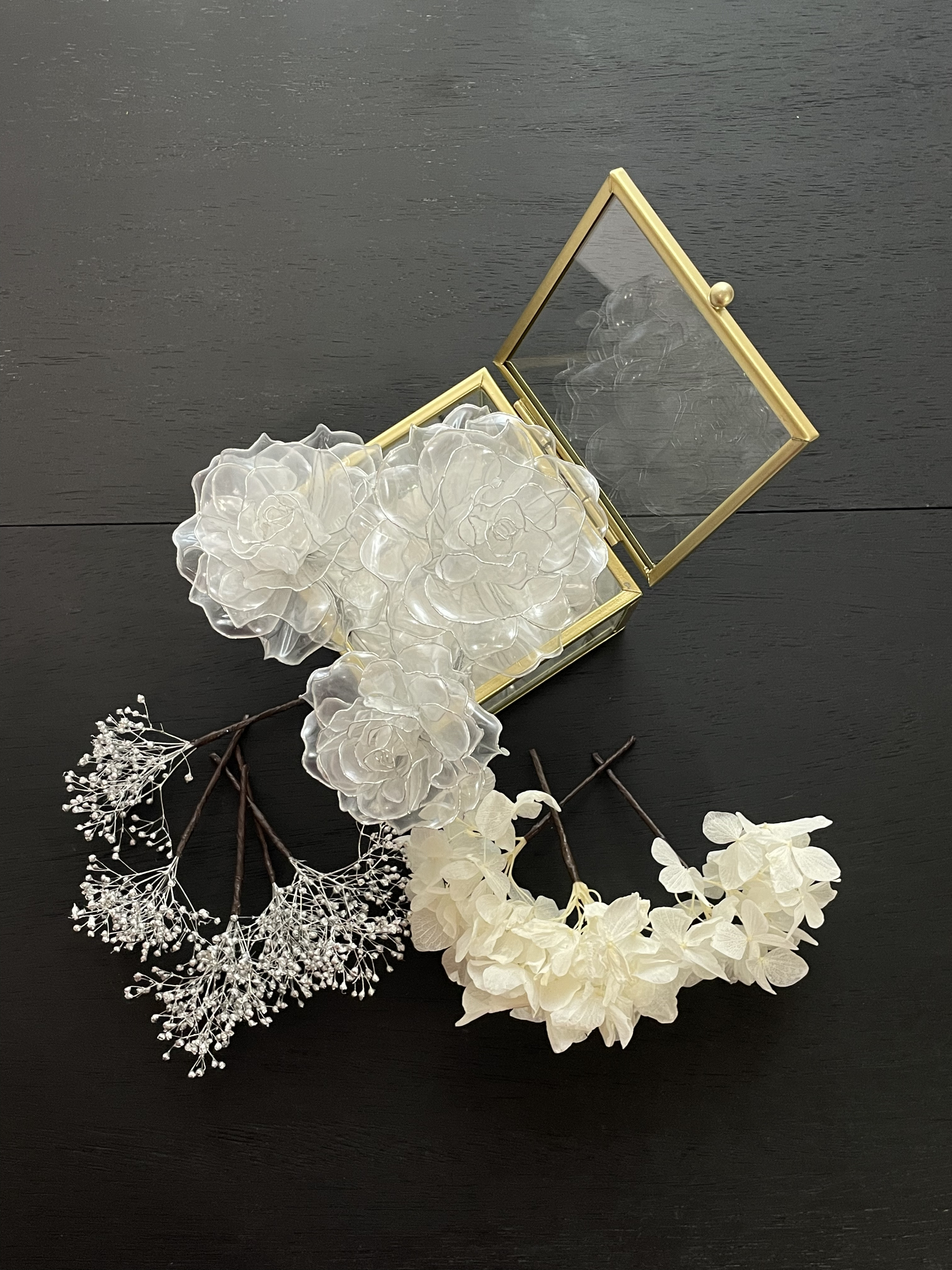 薔薇の髪飾り〜パールホワイト〜　前撮り　成人式ヘアアクセサリー　ヘッドドレス　アメリカンフラワー　ウェディング　薔薇