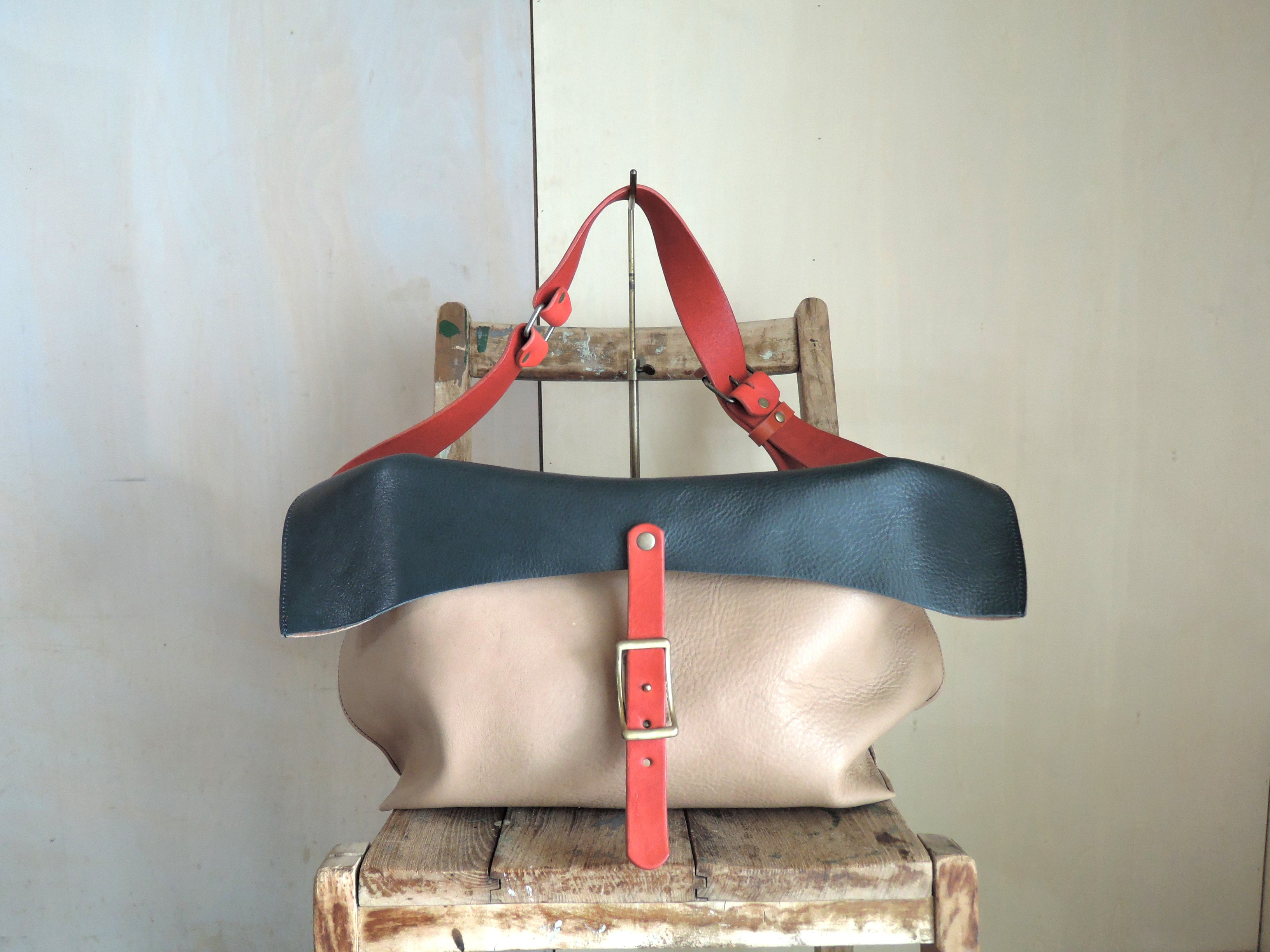 ≪バイカラー≫使い込むほどフィットするA4対応レザーメッセンジャーバッグ(M) ネイビー×グレージュ【OR320M】