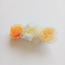 ラッピング無料☆リボンのミニ薔薇 バレッタ ヘアクリップ リボンフラワー カラーバリエーション オーガンジー オレンジ 1枚目の画像