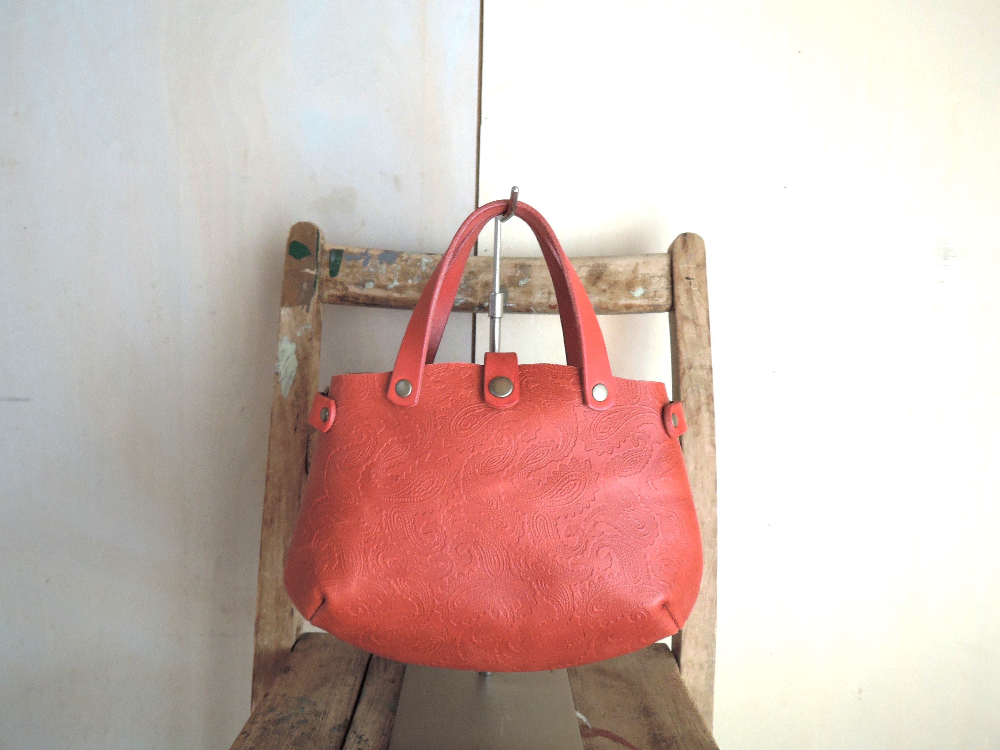 ぷっくりシルエットが可愛いシェル型2wayレザーハンドバッグ(SS) ペイズリーレッド 【OR314SSpz】