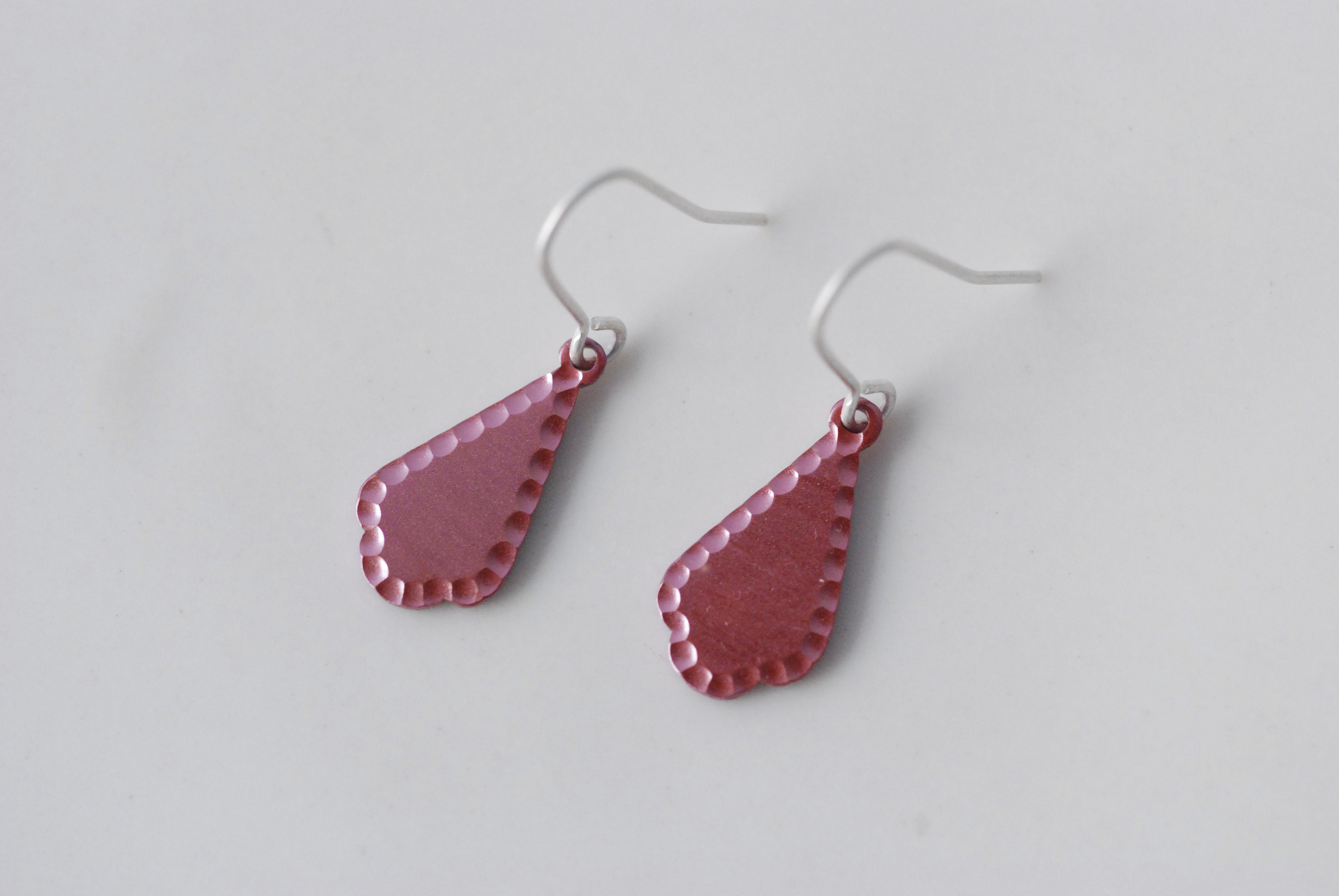 緋銅「端打ちのプレートピアス（シェル）」