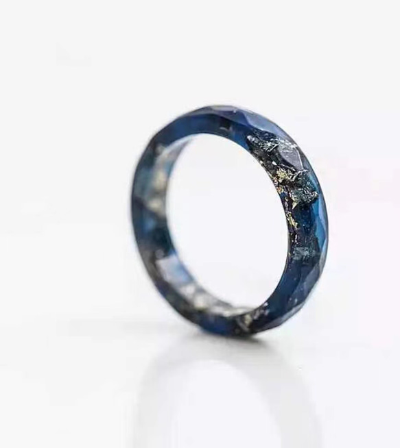 ハンドメイド リング Ring 指輪 レジン 金の箔入り 濃紺 恋人 誕生日 記念日 男性女性 プレゼント 1枚目の画像