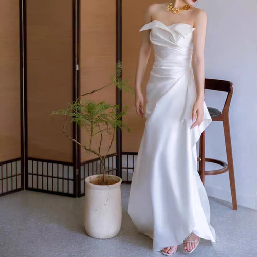 花嫁の高級感サテンのシンプルな気質 フランス式の ベアトップ  