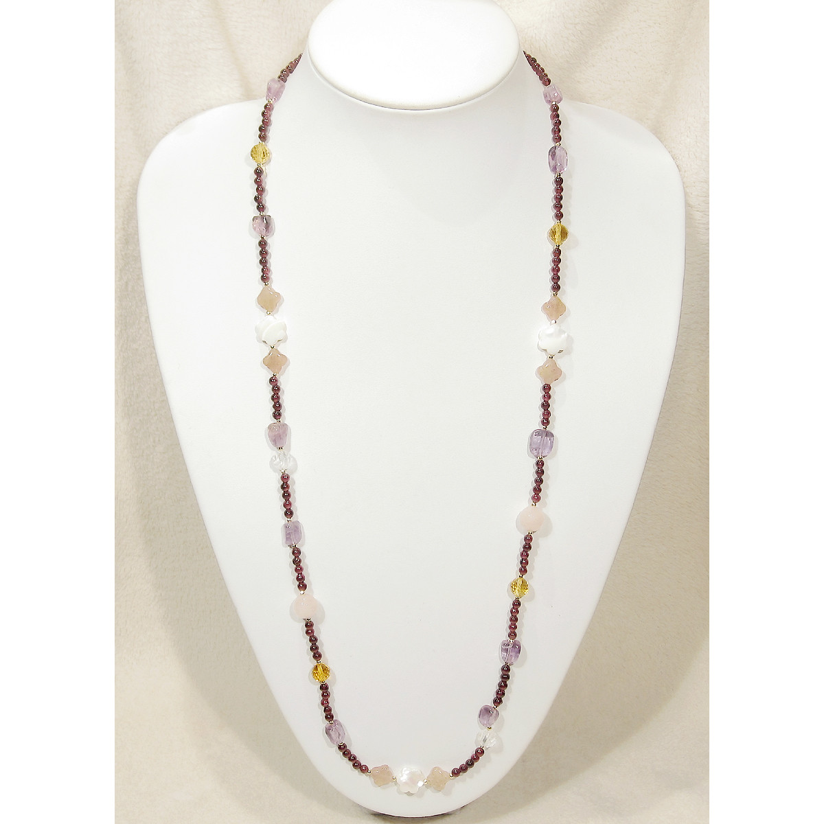 ガーネットとアメシスト、貝パーツ、ローズクォーツ、水晶などのロングネックレス（天然石、マザーオブパール、白蝶貝、誕生石）