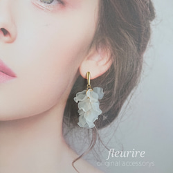 frost flower』gold～揺れる花びらピアス/イヤリング ✳️サージカル