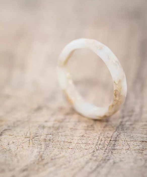 ハンドメイド リング Ring 指輪 レジン 金の箔入り 白い 恋人 誕生日 記念日 男性女性 プレゼント 2枚目の画像