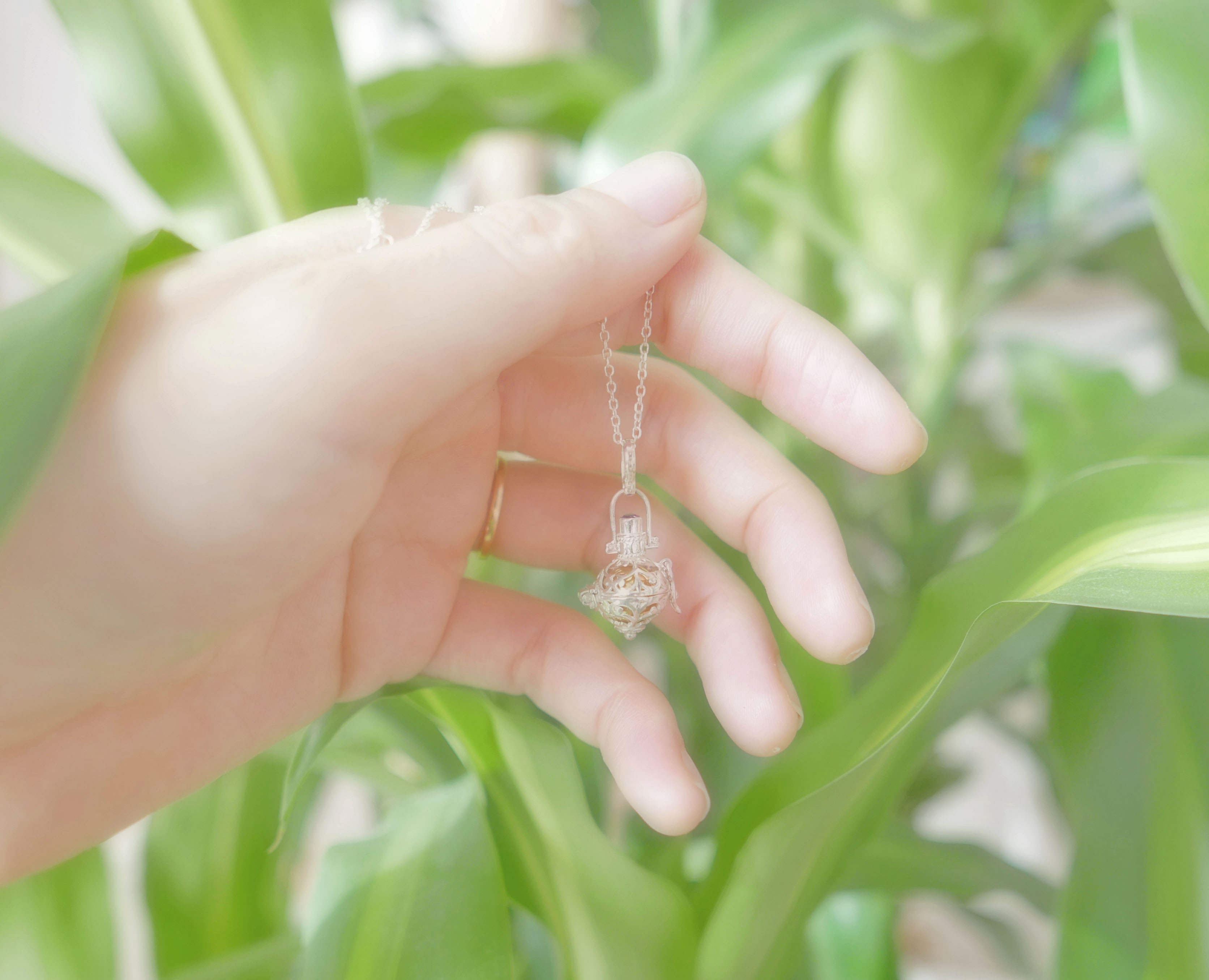 ✼プラチナ加工✼ブルートパーズのガムランボール/3月誕生石༺揺らすとシャラン♪癒しの音色♪•*•ヒーリングペンダント༻