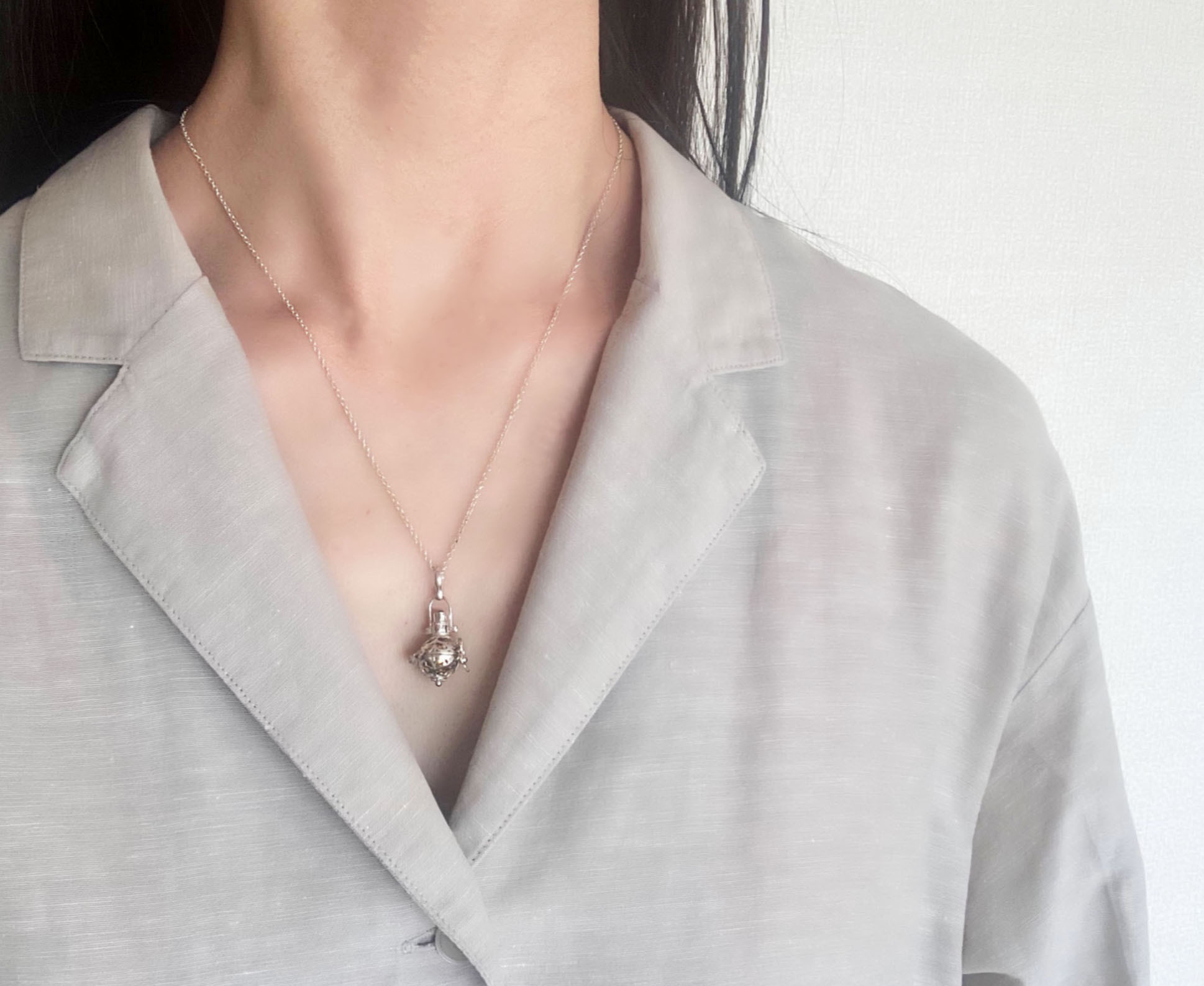 ✼プラチナ加工✼ブルートパーズのガムランボール/3月誕生石༺揺らすとシャラン♪癒しの音色♪•*•ヒーリングペンダント༻