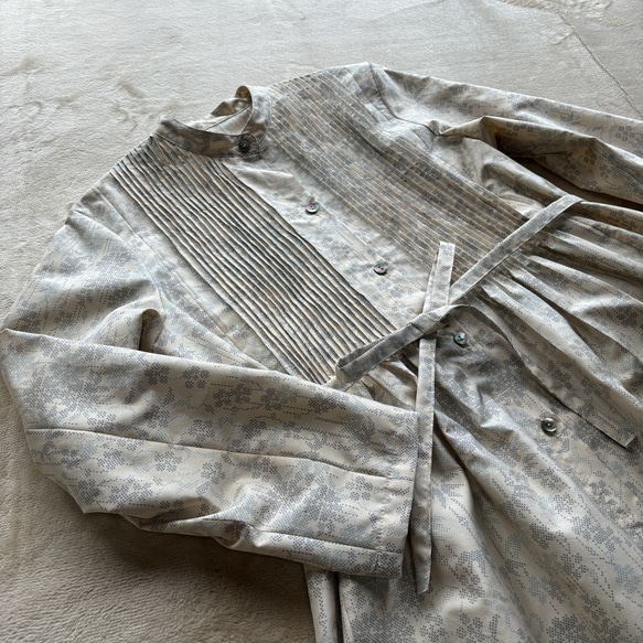 大島紬のピンタックワンピース　シャツワンピース　クリーム色　着物リメイク 1枚目の画像