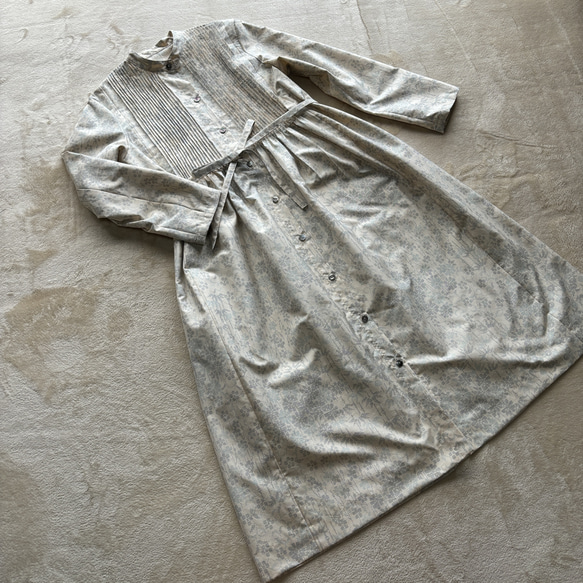大島紬のピンタックワンピース　シャツワンピース　クリーム色　着物リメイク 2枚目の画像